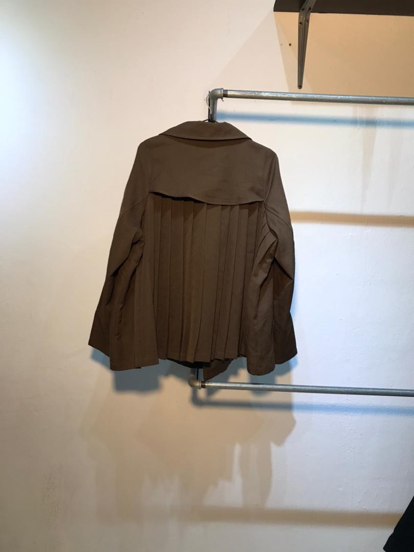 SPIRAL STORE brown pleated back jacket with collar and button closure