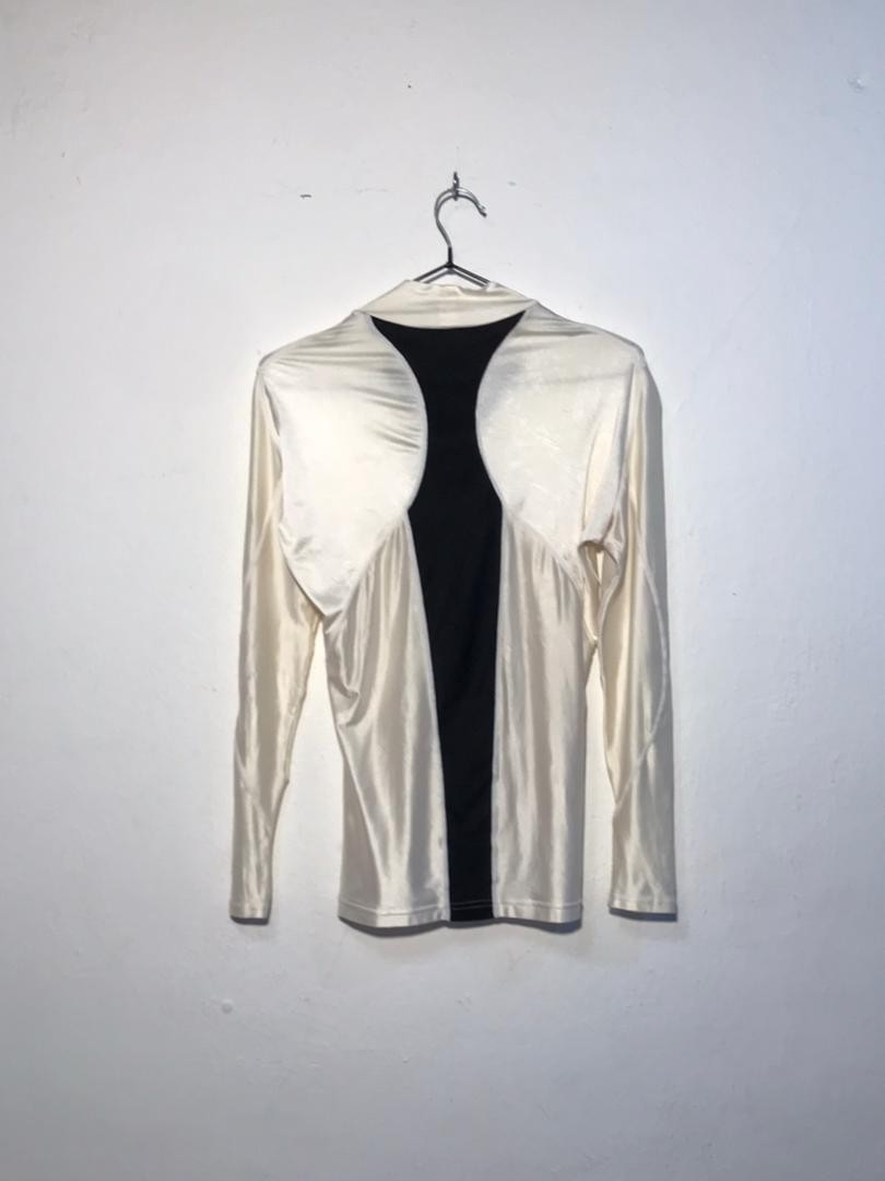 SPIRAL STORE cream and black long sleeve top with a unique curved seam detail down the back.