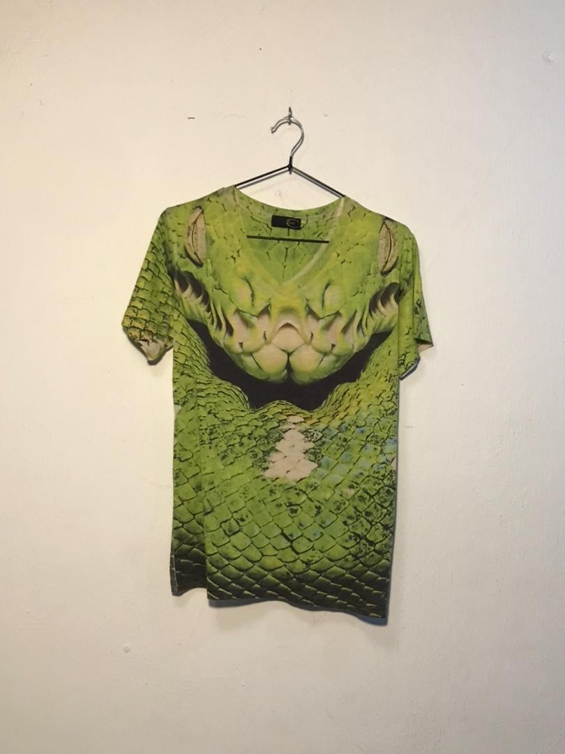 SPIRAL STORE green snake print t-shirt with short sleeves and V-neck.