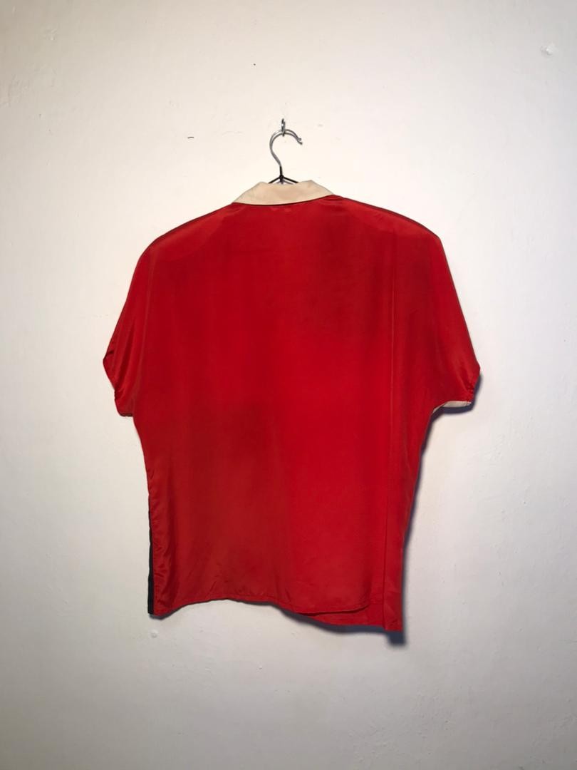 SPIRAL STORE red short-sleeve shirt with cream collar and black side panel